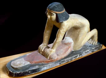 Starożytność egipska: „Egipcjanie rozdrabniający zboża na chleb” Figurka. V dynastia. 2400 pne. Florencja, Muzeum Archeologiczne