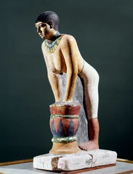 Starożytność egipska: „”Egipski jęczmień pracujący na piwo”” Figurka. V dynastia. 2400 pne. Florencja, Museo Archeologico - Starożytności egipskie: Egipcjanka filtrująca chleb jęczmienny do produkcji piwa. Statuetka. V dynastia. 2400 pne. Narodowy Archeolo