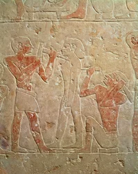 Relief przedstawiający dwóch rzeźbiarzy rzeźbiących posąg, z mastaby Kaemrehu, Sakkara, Stare Państwo, ok. 2325 pne (malowany wapień)