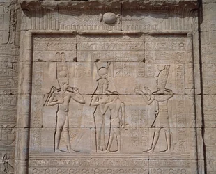 Starożytność egipska: widok płaskorzeźb świątyni bogini Hathor w Dendera