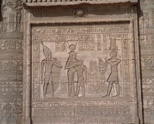 Starożytność egipska: widok płaskorzeźb świątyni bogini Hathor w Dendera