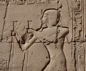 Faraon noszący kobrę, świątynia w Luksorze (relief)