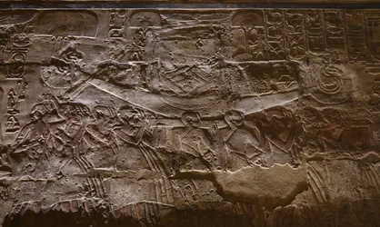 Niewolnicy niosący łódź, świątynia w Luksorze (relief)