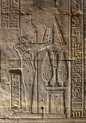 Faraon i jego atrybuty, świątynia Horusa w Edfu