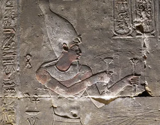 Faraon noszący Hedjet, Świątynia Horusa w Edfu