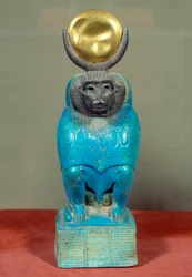 Sztuka starożytnego Egiptu: statuetka boga Thota w postaci pawiana. Okres ptolemejski (332-30 p.n.e.). Srebro, fajans, złoto, rzeźba. Z Hermopolis w Egipcie. Wysokość: 0,150 m.