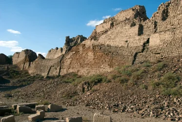 Starożytność Egiptu: Mury chroniące miejsce świątyni poświęconej Hathor, Dendera, Egipt