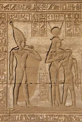 Starożytność egipska: rzymska mammisi upamiętniająca narodziny Ihy, syna Hathor - Fragment płaskorzeźb i hieroglifów: bogini Izyda - Hathor pielęgnująca swego syna Ihi (Ihy) a za nią kolejny wizerunek Ihi z palcem w ustach wskazujący, że jest a