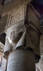 Starożytność egipska: kapitel kolumn ozdobiony wyobrażeniem bogini Hathor. Świątynia Hathor, Dendera, Egipt