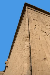 Antyk egipski: narożnik tylnej ściany świątyni poświęcony bogini Hathor (po prawej stronie przedstawienie Kleopatry). Dendera, Egipt