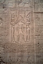 Starożytność egipska: płaskorzeźba przedstawiająca koronację króla Ptolemeusza IV. Świątynia Horusa, Edfu, Egipt