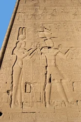 Starożytność egipska: płaskorzeźba z tylnej ściany świątyni poświęcona bogini Hathor przedstawiająca Kleopatry i Cesariona. Dendera, Egipt