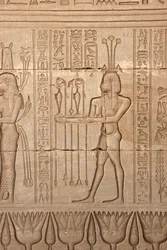Starożytność egipska: przedstawienie mężczyzny składającego ofiary w hołdzie bogini, Świątynia Hathor, Dendera, Egipt