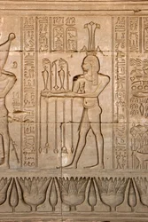 Starożytność egipska: przedstawienie boga Nilu, Hapy i hieroglify, Świątynia Hathor, Dendera, Egipt - cywilizacja egipska: bóg Nilu, Hapy i hieroglify wyryte na ścianie Świątyni Hathor (lub Świątyni Tentyry) w Denderah,