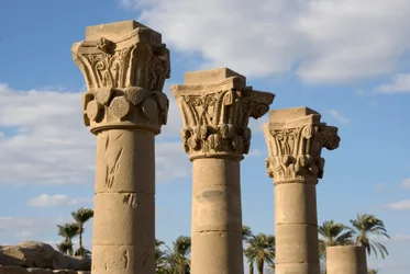 Starożytność egipska: widok na kolumny kiosku przed wejściem do świątyni poświęconej bogini Hathor. 81-117 n.e. Dendera, Egipt