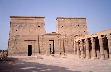 Starożytność egipska: widok wejścia do świątyni Edfu (Edfu) poświęconej boskiemu Horusowi i zbudowanej między 237 a 57 pne. Egipt