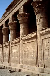 Architektura egipska: widok na świątynię Hathor w Denderah. Okres ptolemejski. Egipt.