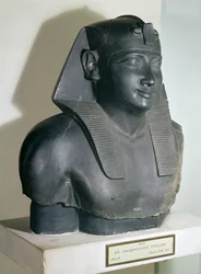 Fragment posągu w stylu egipskim Ptolemeusza I, 305-283 pne (bazalt)
