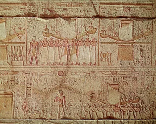 Relief przedstawiający święte łodzie niesione przez kapłanów w procesji, z Sanktuarium Filipa Arrhidaeusa (323-317 pne) Dynastia Macedońska (granit)
