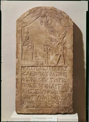 Stela poświęcona Izydzie przedstawiająca Kleopatrę VII (69-30 pne) składającą ofiarę Izydzie karmiącej piersią swojego syna Horusa, 51 pne (wapień)