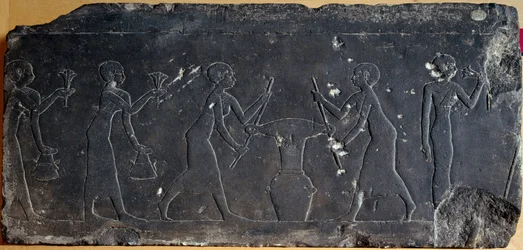 Egipski antyk: płyta wapienna z reliefem przedstawiającym wyciskanie kwiatów lotosu, VIII-VII w. p.n.e. (relief)