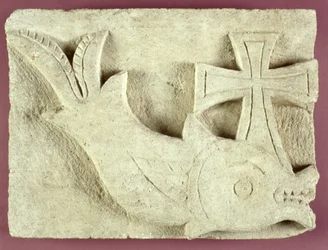 Relief delfina niosącego krzyż (wapień)