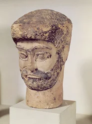 Głowa mężczyzny z paciorkami, ok. 1800 pne