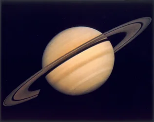 Saturn i jego pierścienie, sfotografowany przez Voyager 1