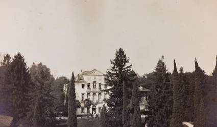 Album I Wojny Światowej we Friuli-Wenecji Julijskiej: widok na Villa Brazzà, gdzie znajduje się 17 Szpitala Wojennego w Soleschiano Manzano, zdjęcie z wieży kościoła, 01-04/1916 (zdjęcie czarno-białe)