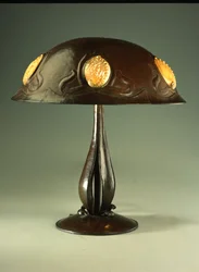 Lampa stołowa, ok. 1910 (miedziano-perłowa muszla muszli)