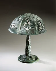 Lampa stołowa, ok. 1910 (mosiądz patynowany i muszla)
