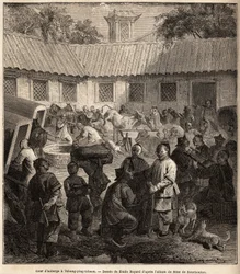 Dziedziniec hostelu w Chiang Ping Cheou. Rysunek Emila Bayarda (1837-1891), ilustrujący podróż Szanghaju do Moskwy w latach 1859-1862, autorstwa M. de Bourboulon, ministra Francji do Chin. Grawerowanie w „”Le tour du monde””, pod redakcją Edouarda Chartona