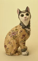 Figura kota (ceramika glazurowana cyną)