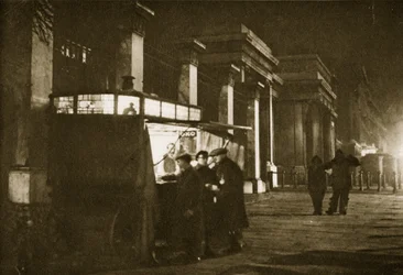 Stoisko z kawą w Hyde Park Corner (zdjęcie w sepii)