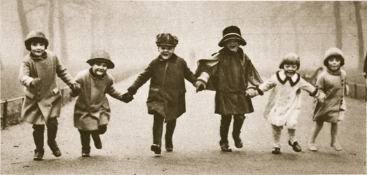 Linia dobrze ubranych dzieci biegających po Hyde Parku, z Cudownego Londynu, opublikowana w latach 1926-27 (fotograwiura)