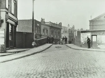 Biały koń jedzie Rhodeswell Road w kierunku Starego Mostu Zwycięstwa, 1895 r