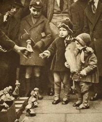 Dzieci tłoczą się wokół ulicznego handlarza, Holborn (zdjęcie w sepii)