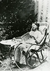 Christabel Pankhurst (1881-1969) czyta kopię Sufrażystki ok. 1905-14