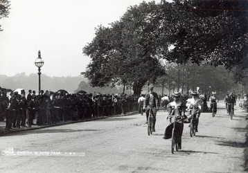 Jazda na rowerze w Hyde Parku, ok. 1910