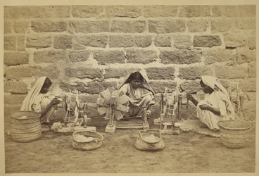 Więźniarki nawijające bawełnę na kołowrotkach w więzieniu Karaczi. Fotograf: Michie and Company 1873173 mm x 260 mm Zbiory archeologiczne w Indiach: seria biur indyjskich (tom 52).