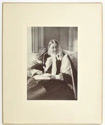 Florence Nightingale, siedząca na kanapie w Niebieskim Pokoju w Claydon House, 1891