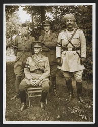 Generał Sir James Willcocks i jego osobisty sztab w ogrodzie swojej kwatery głównej [Merville, Francja]. 31 lipca 1915