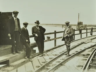 Grupa mężczyzn w Becontree Estate