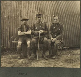 Grupa trzech żołnierzy przed chatą Nissana, ok. 1914-18