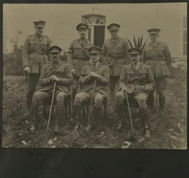 Portret grupowy siedmiu mężczyzn w mundurach wojskowych, 1914-18