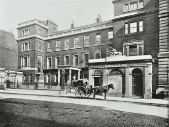 Taksówka Hansom przed biurem wojennym Pall Mall, Willis Collection, 1890