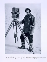 Herbert Ponting (1870-1935) z kamerą filmową na wyprawie Terra Nova (1910-13) na Biegun Południowy pod dowództwem kapitana Scotta, 1910-12