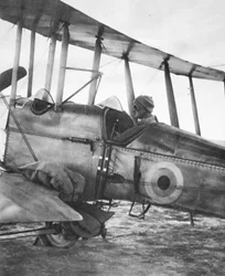 Jak garnizon Kut był karmiony latającą maszyną: gotowy do lotu z workami zboża, z The Illustrated War News, 21 czerwca 1916