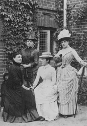 Jennie Jerome, późniejsza Lady Randolph Churchill, z matką i siostrami