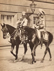 Król Jerzy V i cesarz Wilhelm II opuszczają Poczdam, aby wziąć udział w przeglądzie wojsk w 1913 r., ilustracja z "Życia króla Jerzego V", opublikowanego ok. 1935 r.